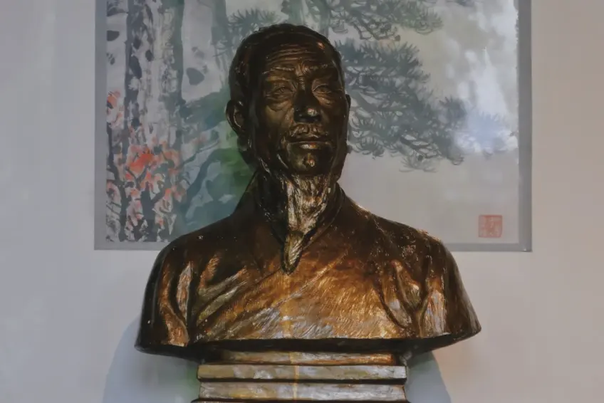 吳承恩故居展廳青銅胸像與松樹畫
