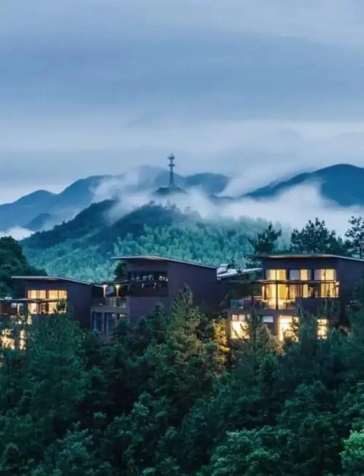 莫干山山上林海山居精品酒店夜灯映窗