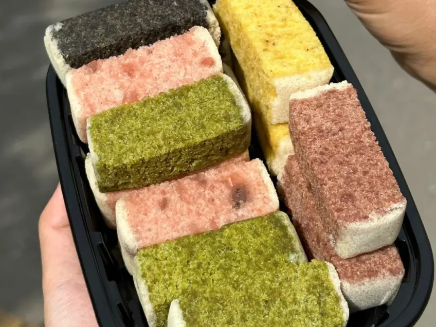 黑盒多色分层糕点特写