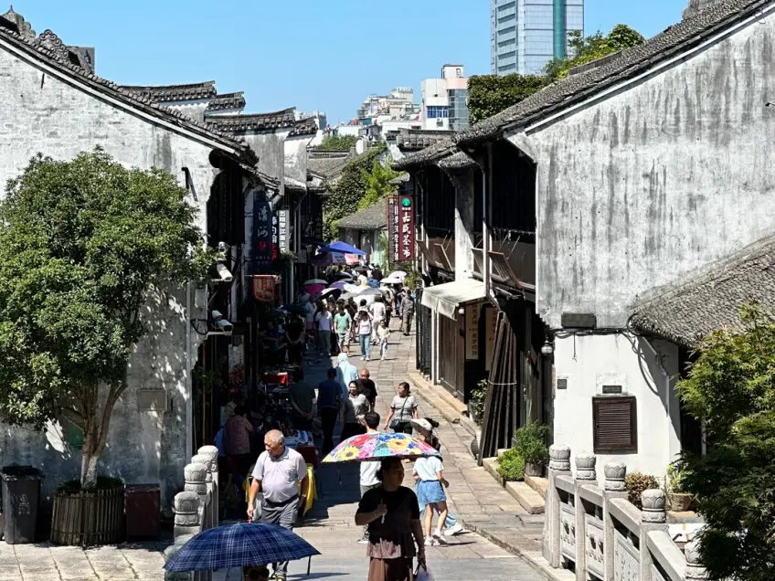 月河老街石板长巷俯瞰游人往来