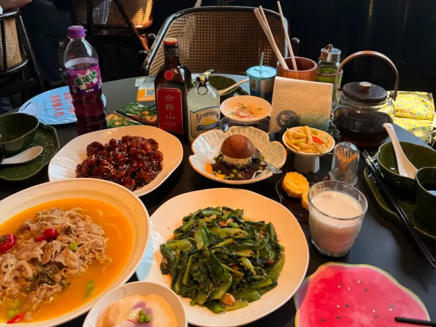 餐馆家常菜满桌配饮料