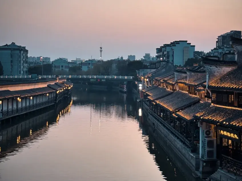 月河河道两岸夜色灯火倒影