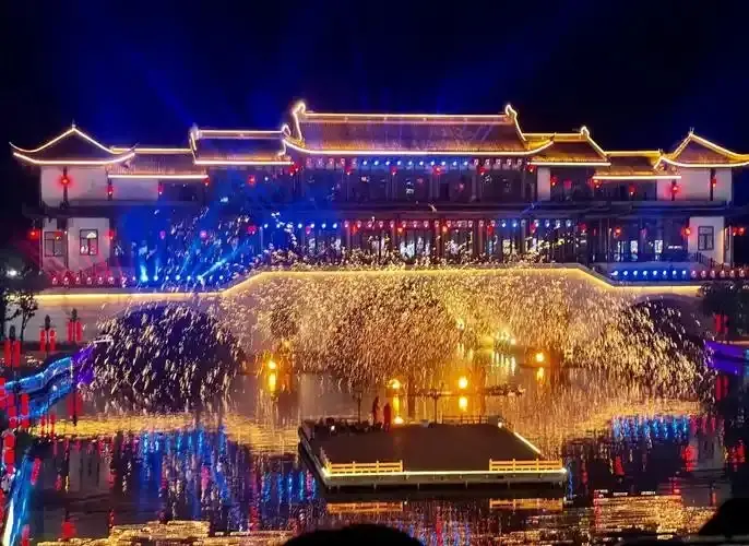 太湖古镇夜间打铁花金星与古建灯光