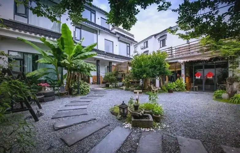 市区特色民宿白墙小院庭院石径与水景