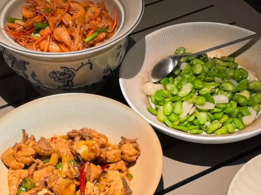 河虾蚕豆鸡丁三菜一桌