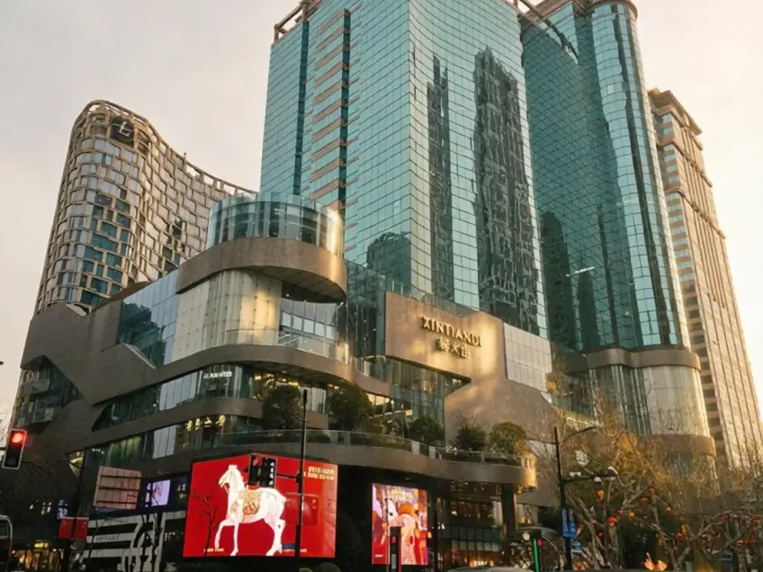 新天地金字招牌玻璃幕墙街景