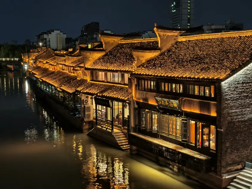 夜色马头墙灯火映在运河水面