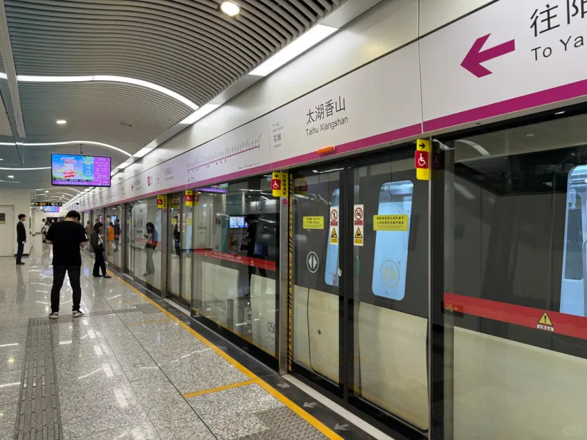 江苏城市地铁车厢内景