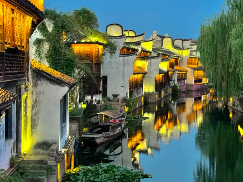 月河夜色白墙黛瓦与乌篷船