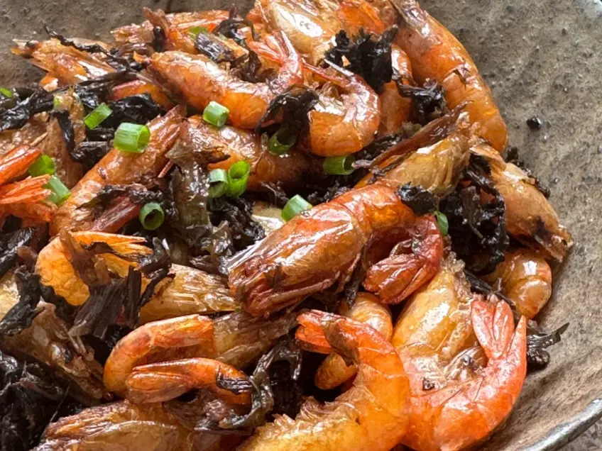 梅干菜油爆虾酥脆装盘