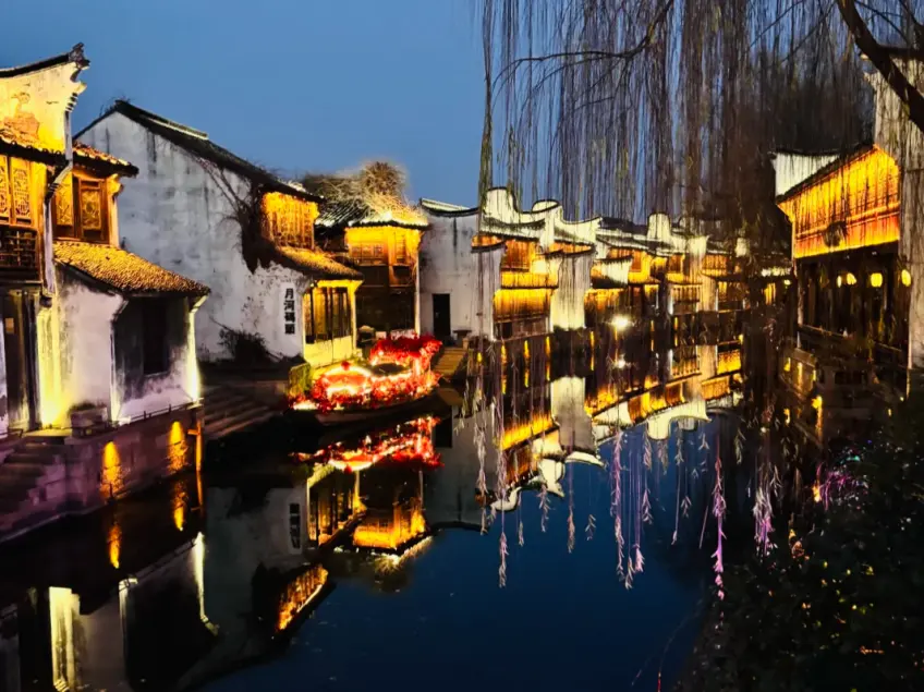 月河老街夜景白墙灯火河面倒影