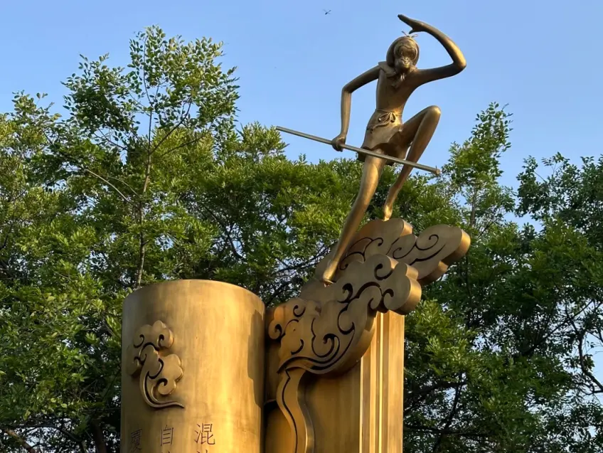 金色孙悟空塑像云座眺望远方