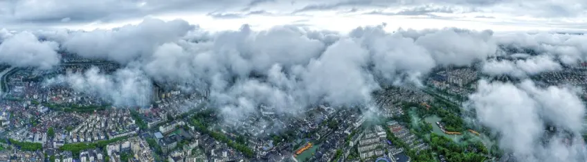 江苏城市云海俯瞰街巷全景