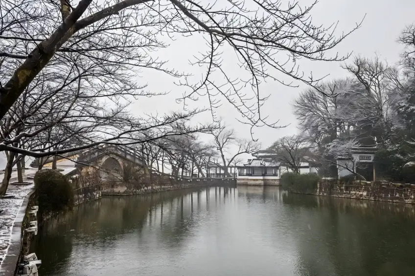 湖州冬日雪景园池石桥与白墙黛瓦