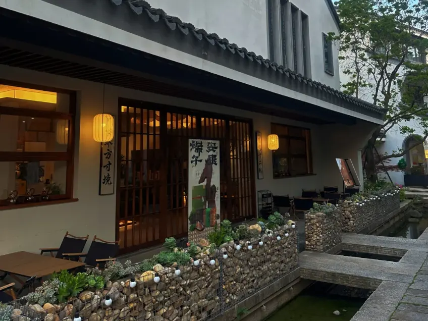 暮色木店暖灯与石桥河埠景
