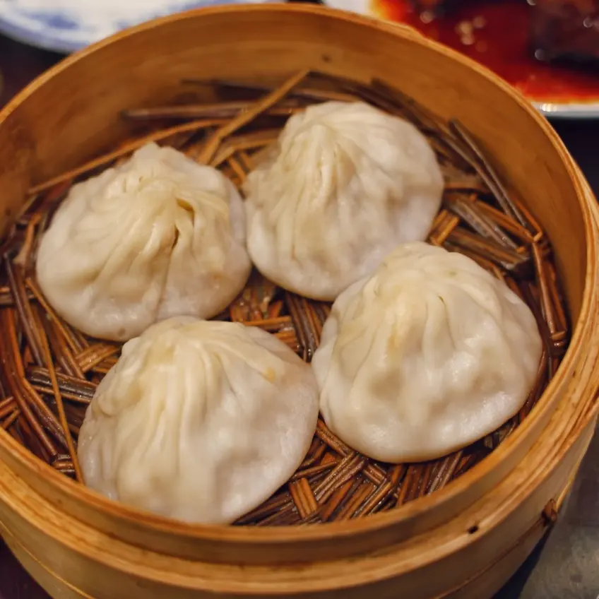 无锡小笼包蒸笼汤汁特写