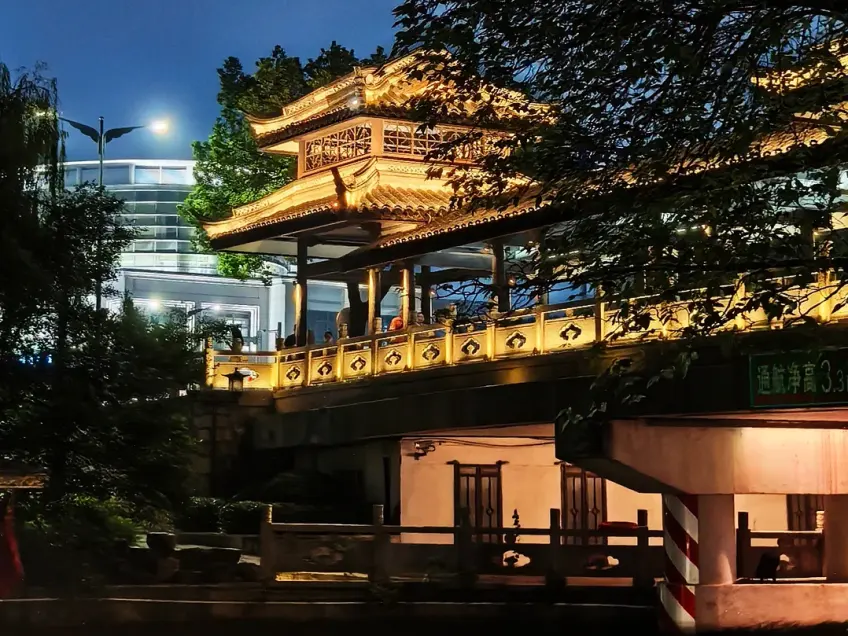 夜色廊桥金色灯光映照水面