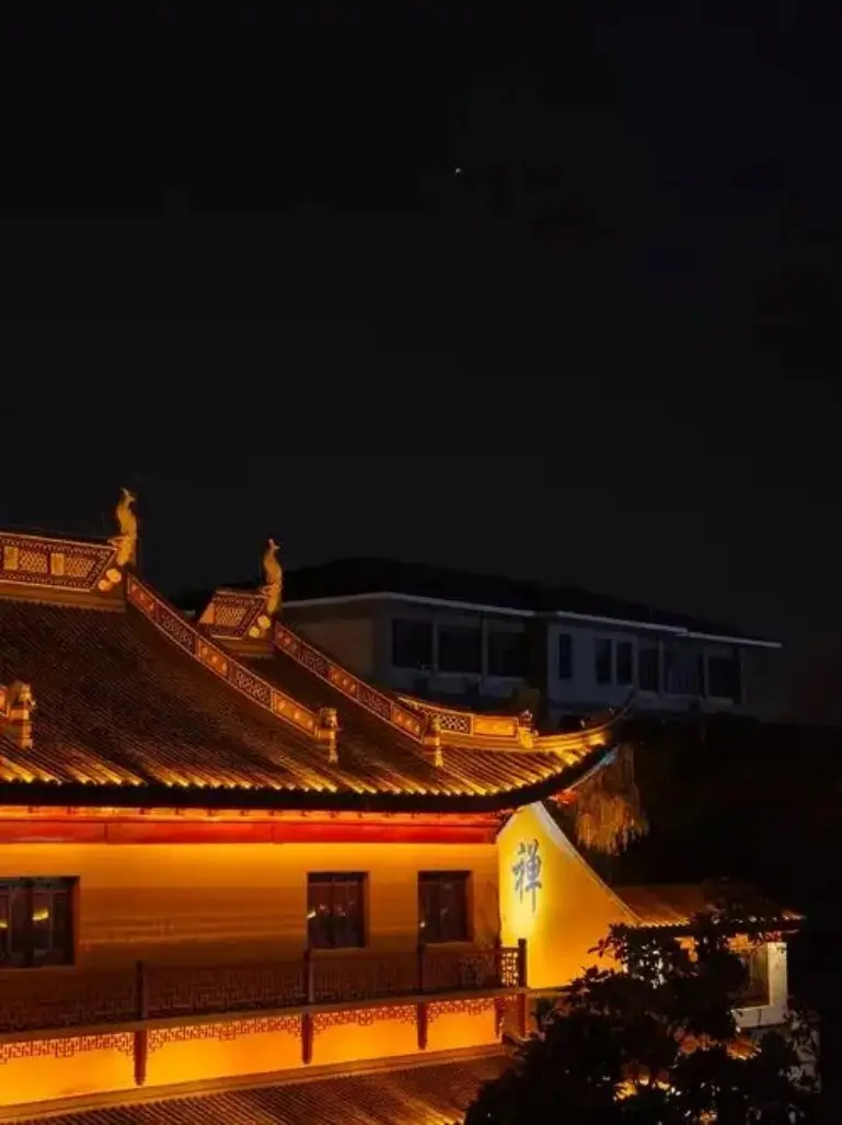 湖州府庙周边古建庭院夜间亮灯