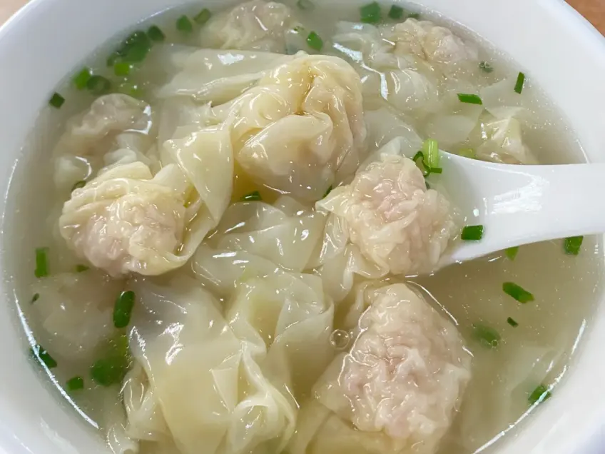 勺起小馄饨见粉红馅心