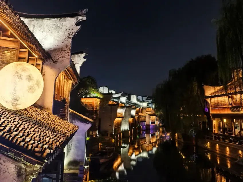 月河夜景河岸月形灯笼船与马头墙