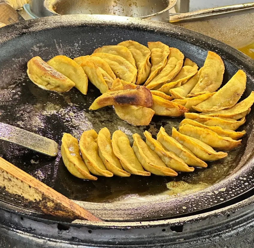 南京牛肉锅贴金黄煎制特写