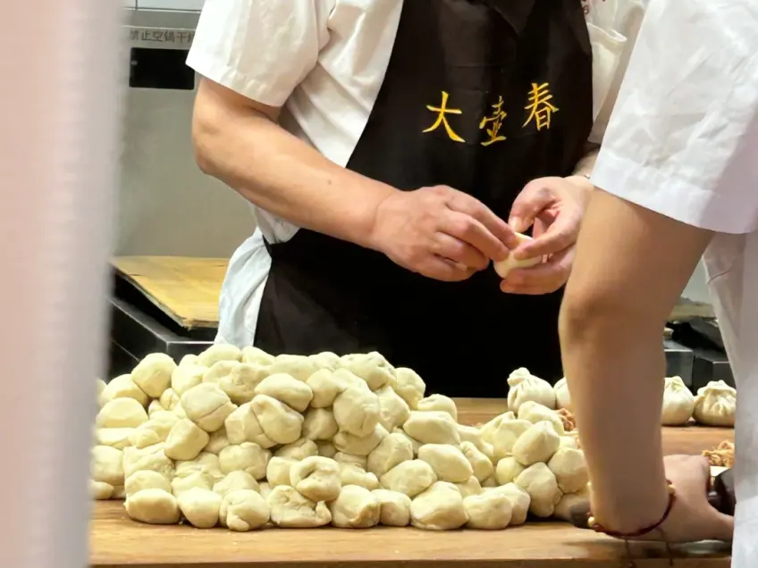 大壶春围裙店员案板揉制生煎面剂