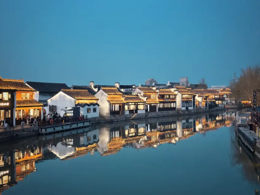 月河灯火倒影收束夜景