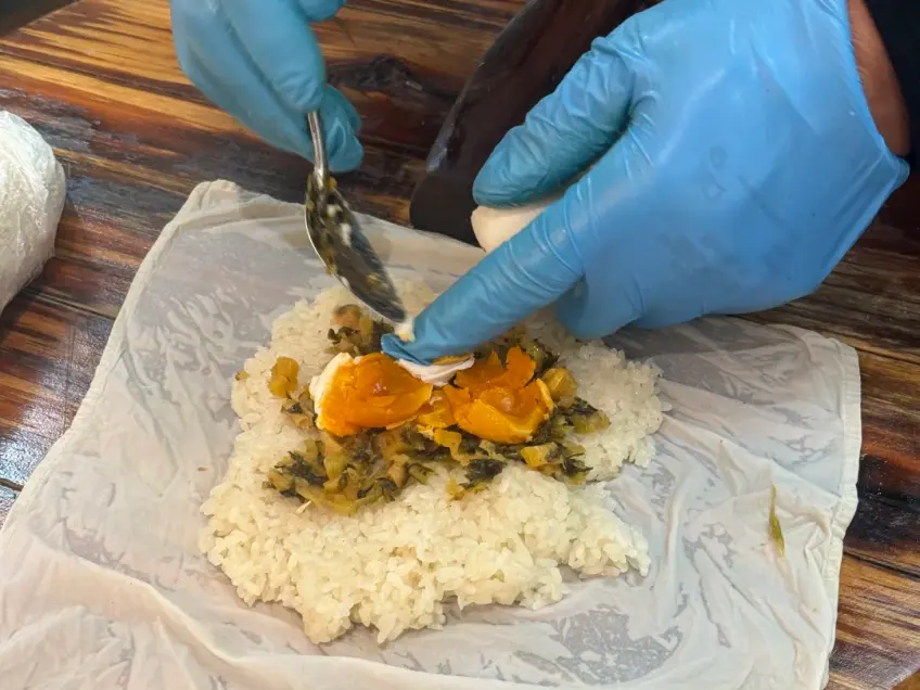 粢饭团切开见油条肉松榨菜