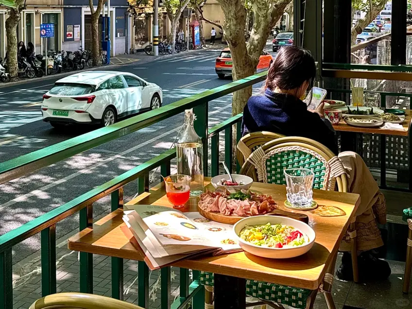 上海街边露台沙拉拼盘与梧桐街景