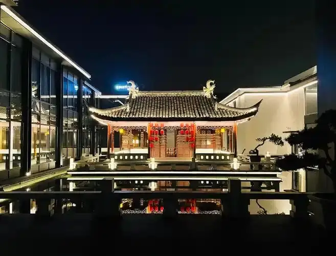 南浔中高端酒店庭院夜景亭台与红灯笼映水