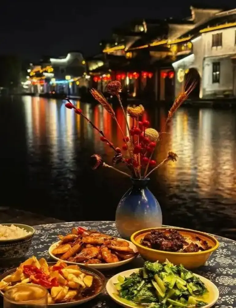 湖州夜市街头小吃摊暖光与烟火气