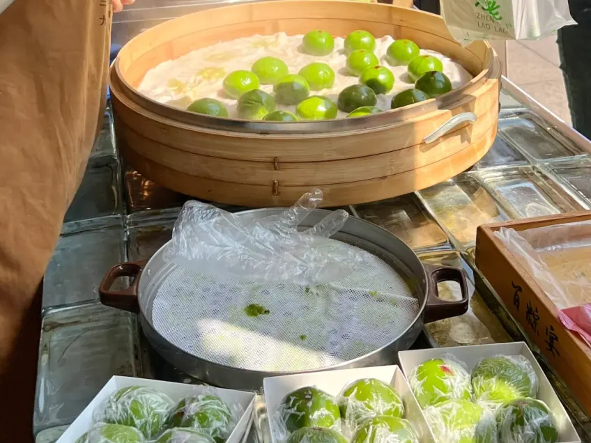 竹笼青团与包装盒摊位