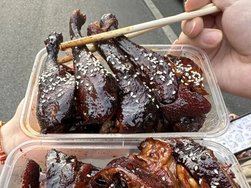 打包盒装卤鸭腿撒芝麻