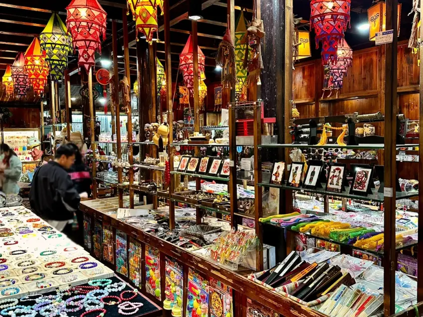 月河灯笼悬挂的文创小店