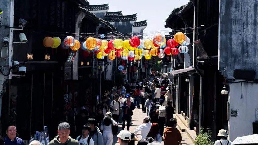 月河白天灯笼街巷拥挤游客人流