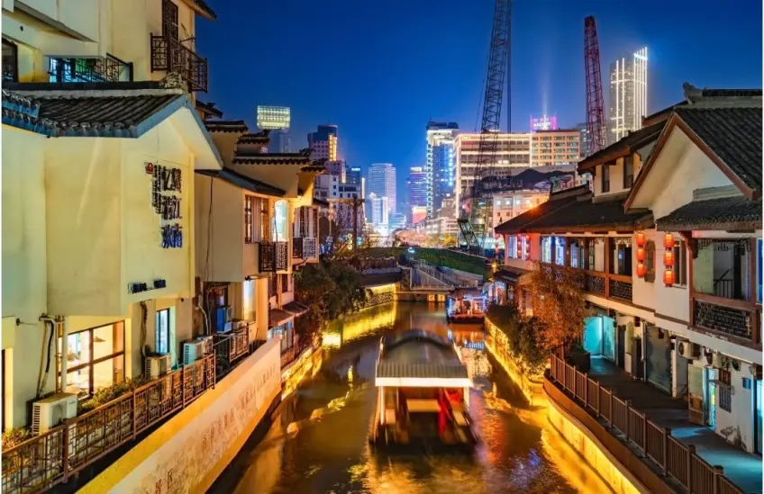 无锡南长街夜景运河游船光轨