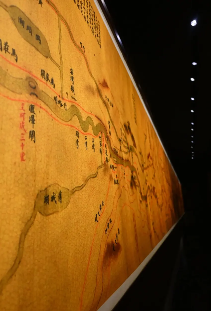 馆内展出的运河水系古地图长卷