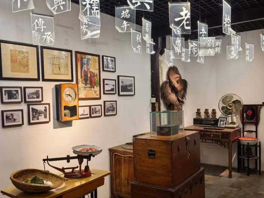 悬挂老粽端午灯牌与旧秤竹篮展陈