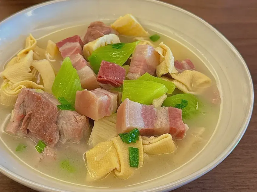 腌笃鲜春笋咸肉排骨砂锅