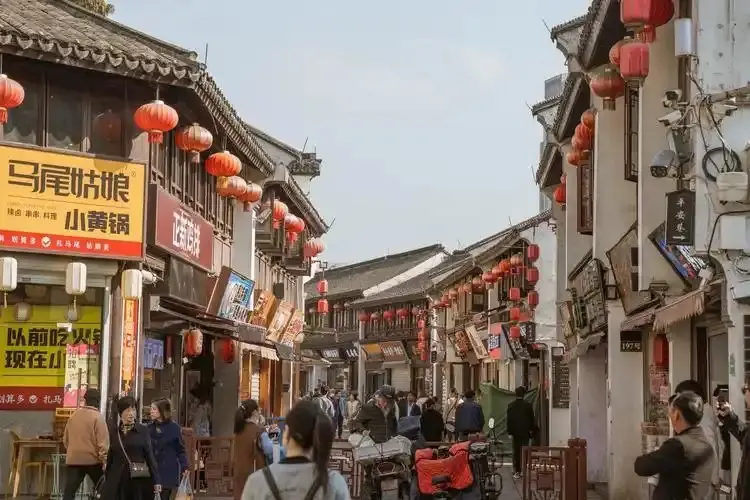 湖州衣裳街步行街牌坊灯笼与夜色街景