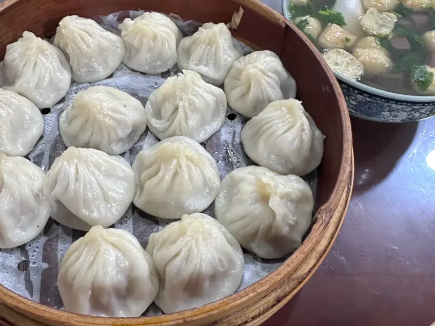 竹笼小笼包与油豆腐粉丝汤同桌