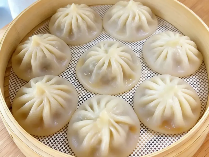 小笼包子蒸笼揭盖热气升腾
