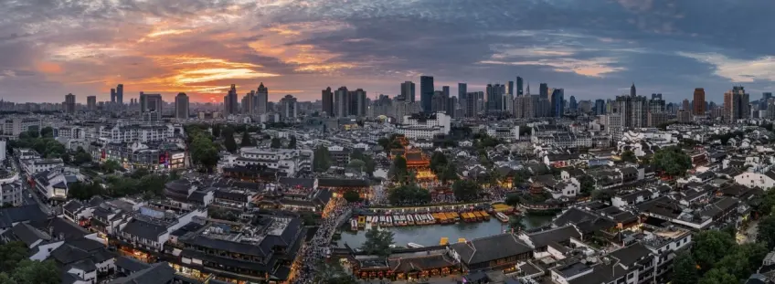 江苏水乡粉墙黛瓦远景横幅