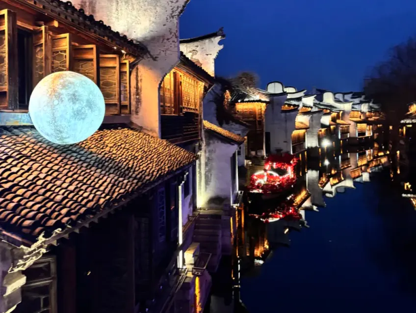 月河夜景屋顶圆灯与河上红灯船