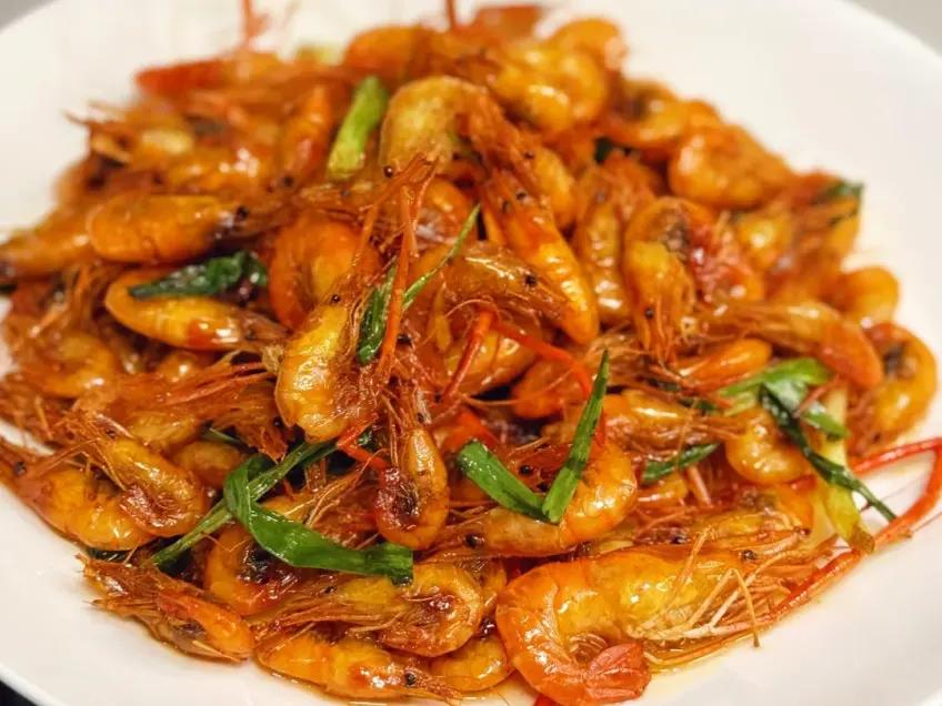 油爆河虾白盘金黄酥脆特写