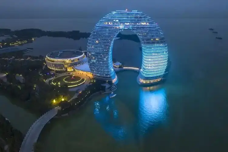 俯拍月亮酒店环楼与太湖水面蓝光倒影