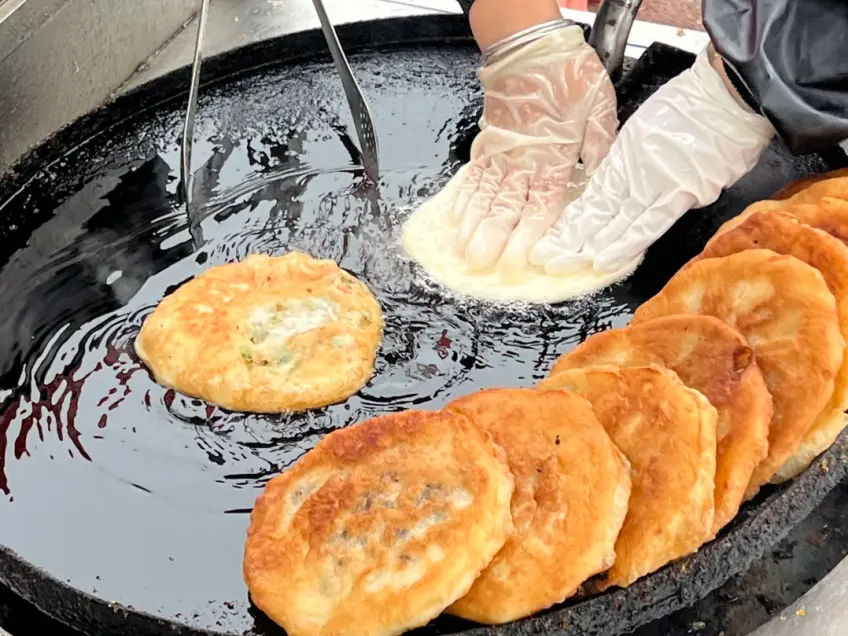 铁锅现炸葱油饼摊面景