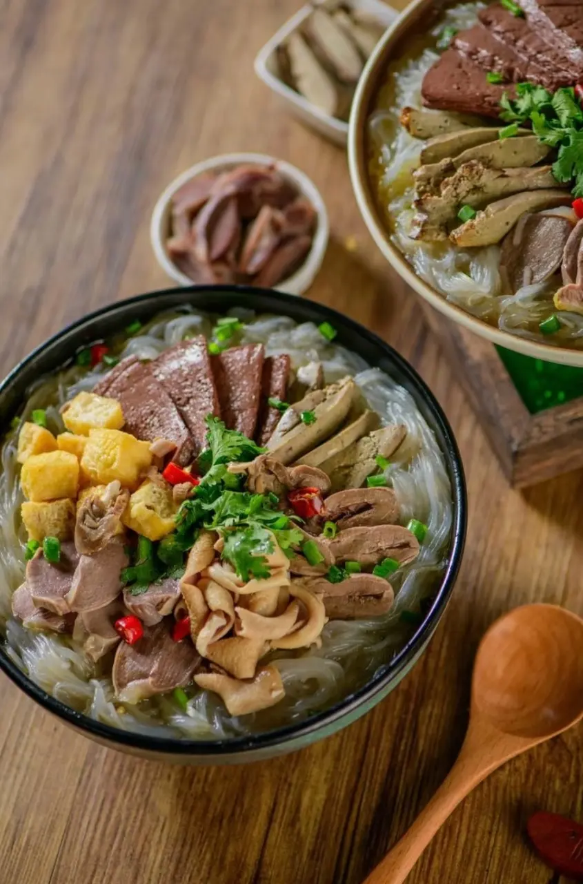 南京鸭血粉丝汤碗装特写