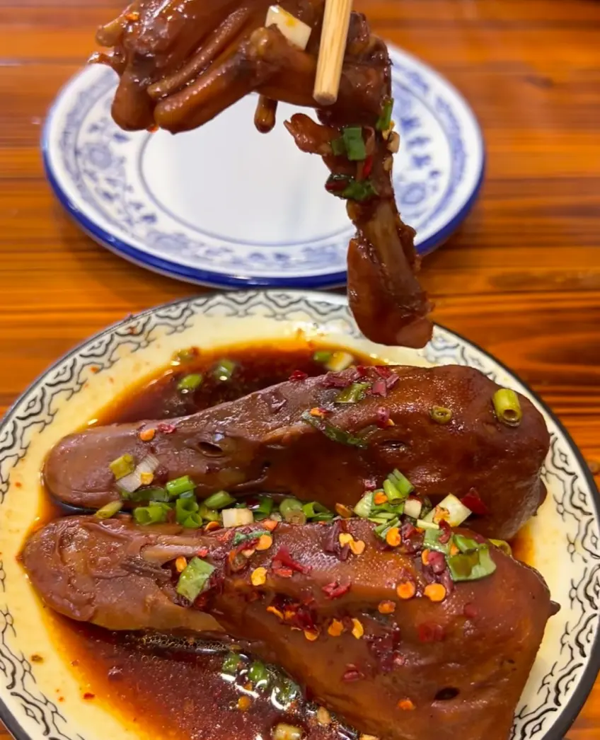 竖向示意：衢州鸭头卤味摊与招牌