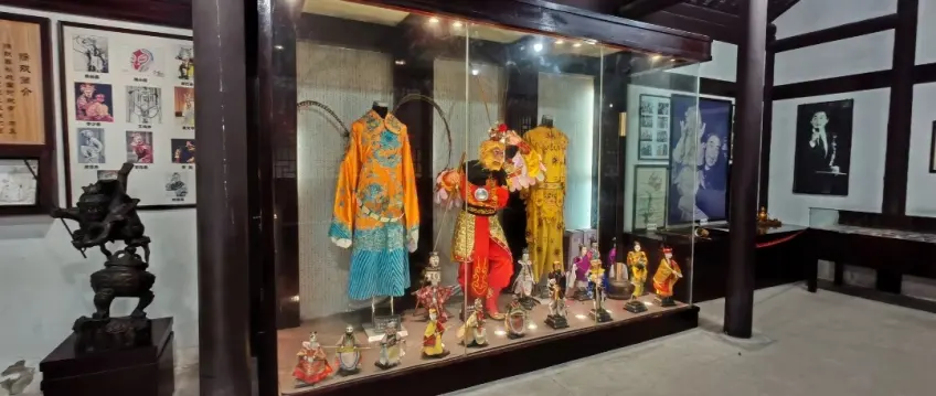 美猴王艺术馆戏服金箍棒玻璃展柜